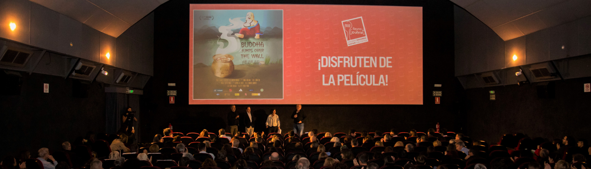 Una sala de cine repleta de gente durante el estreno de la película 