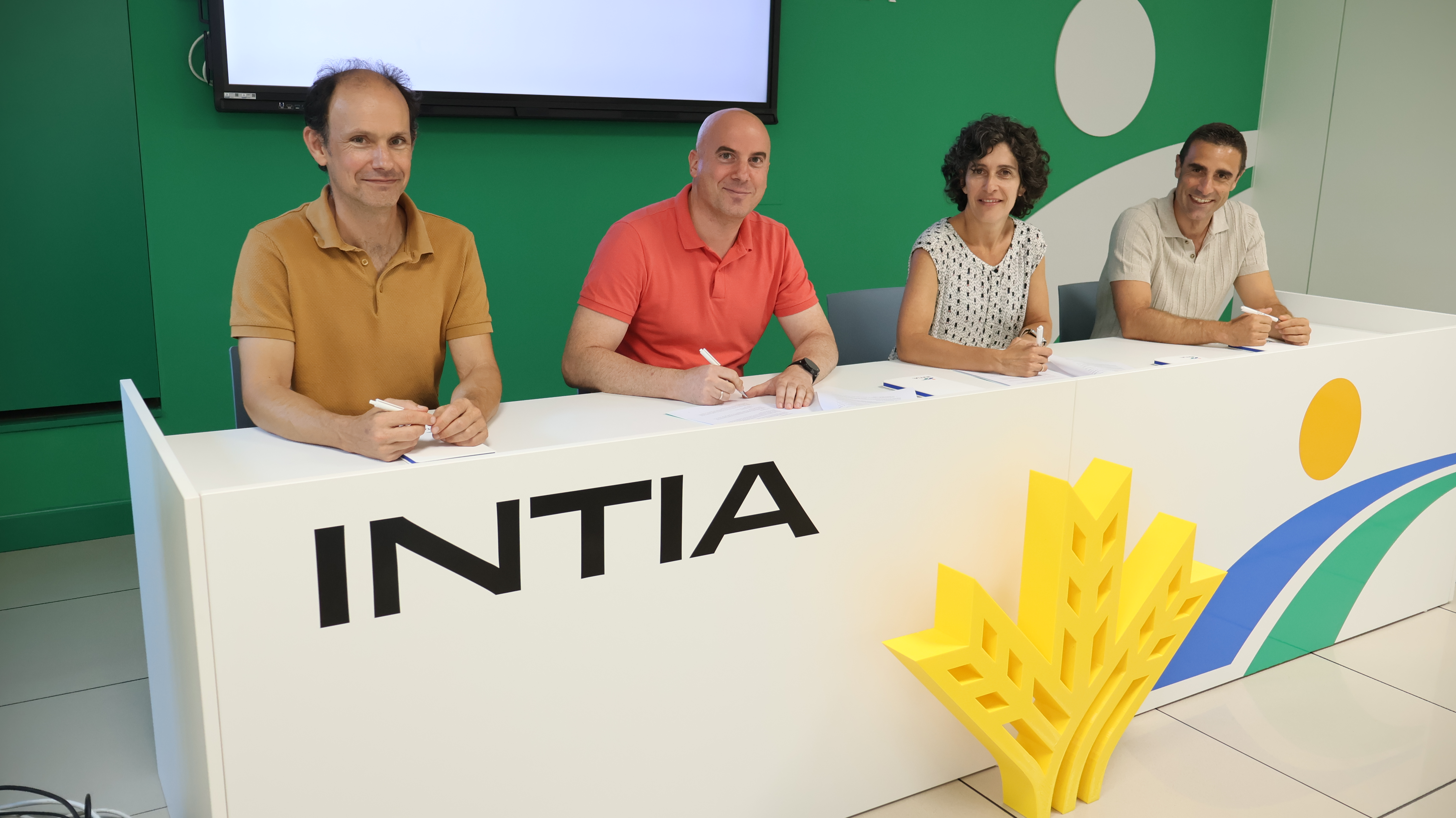 momento de la firma del convenio con accion social caja rural de navarra