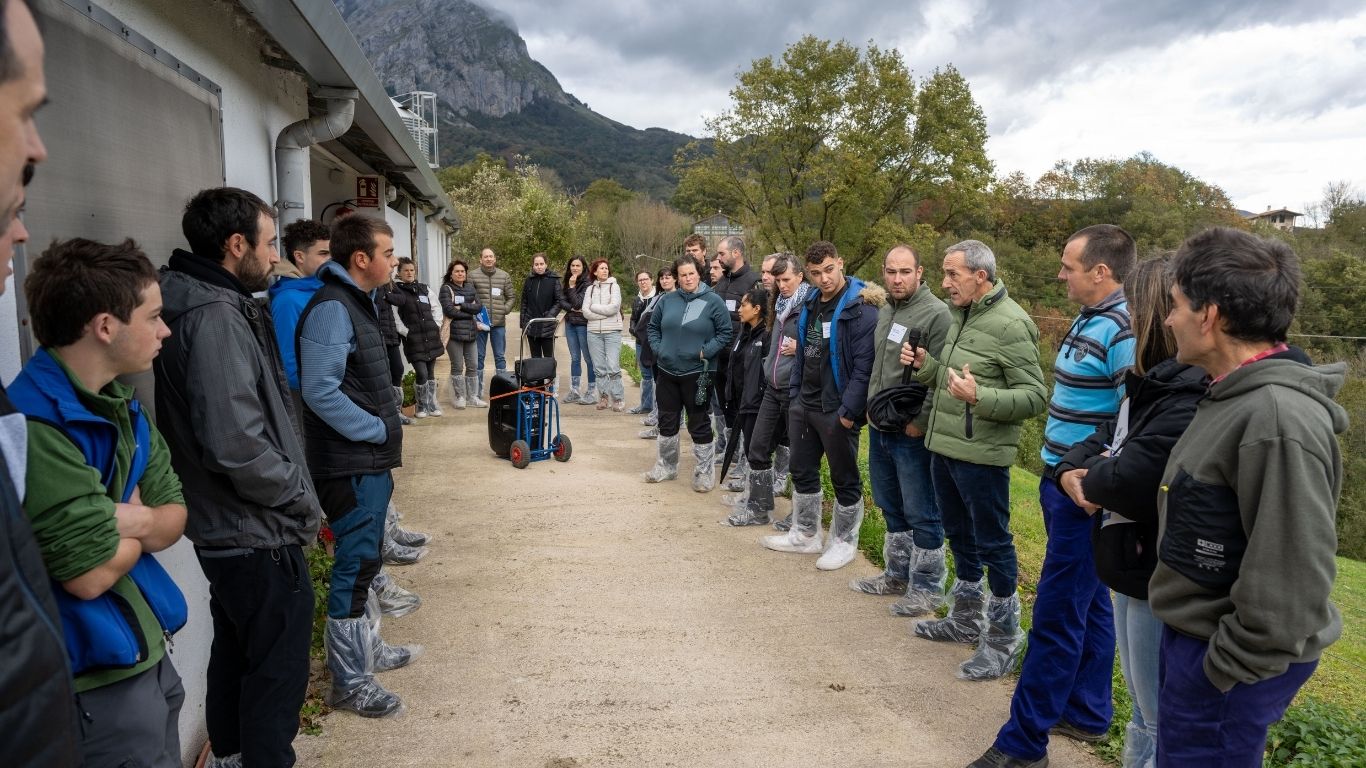 jóvenes en una visita