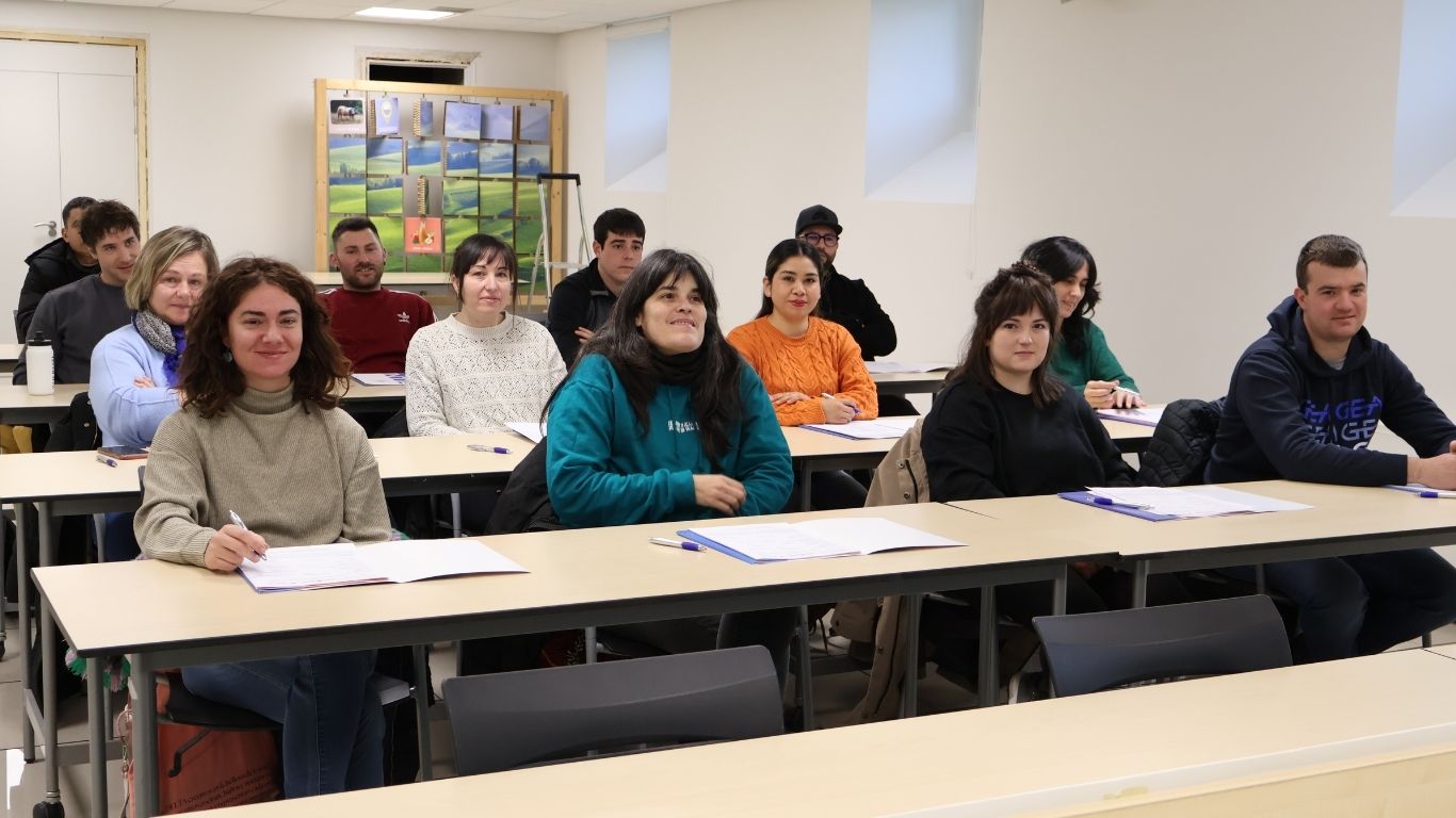 grupo de nuevos jóvenes que comienzan hoy su formación