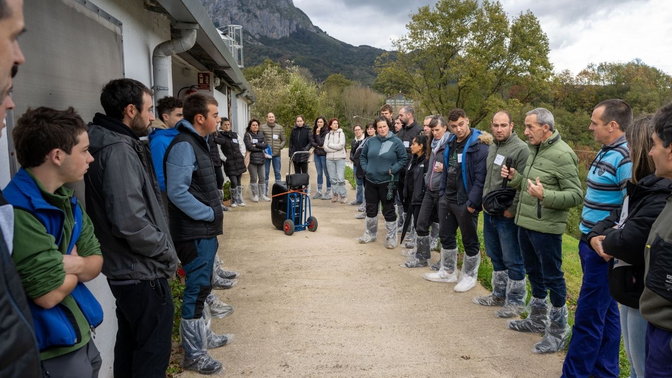 un grupo de personas jóvenes atiende a una explicación