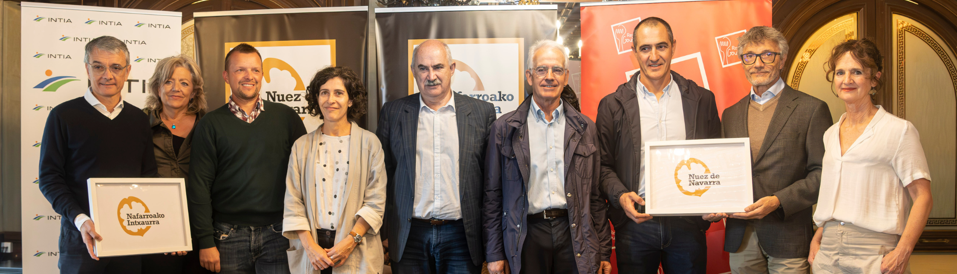 Autoridades posan en la presentación de la Nuez de Navarra