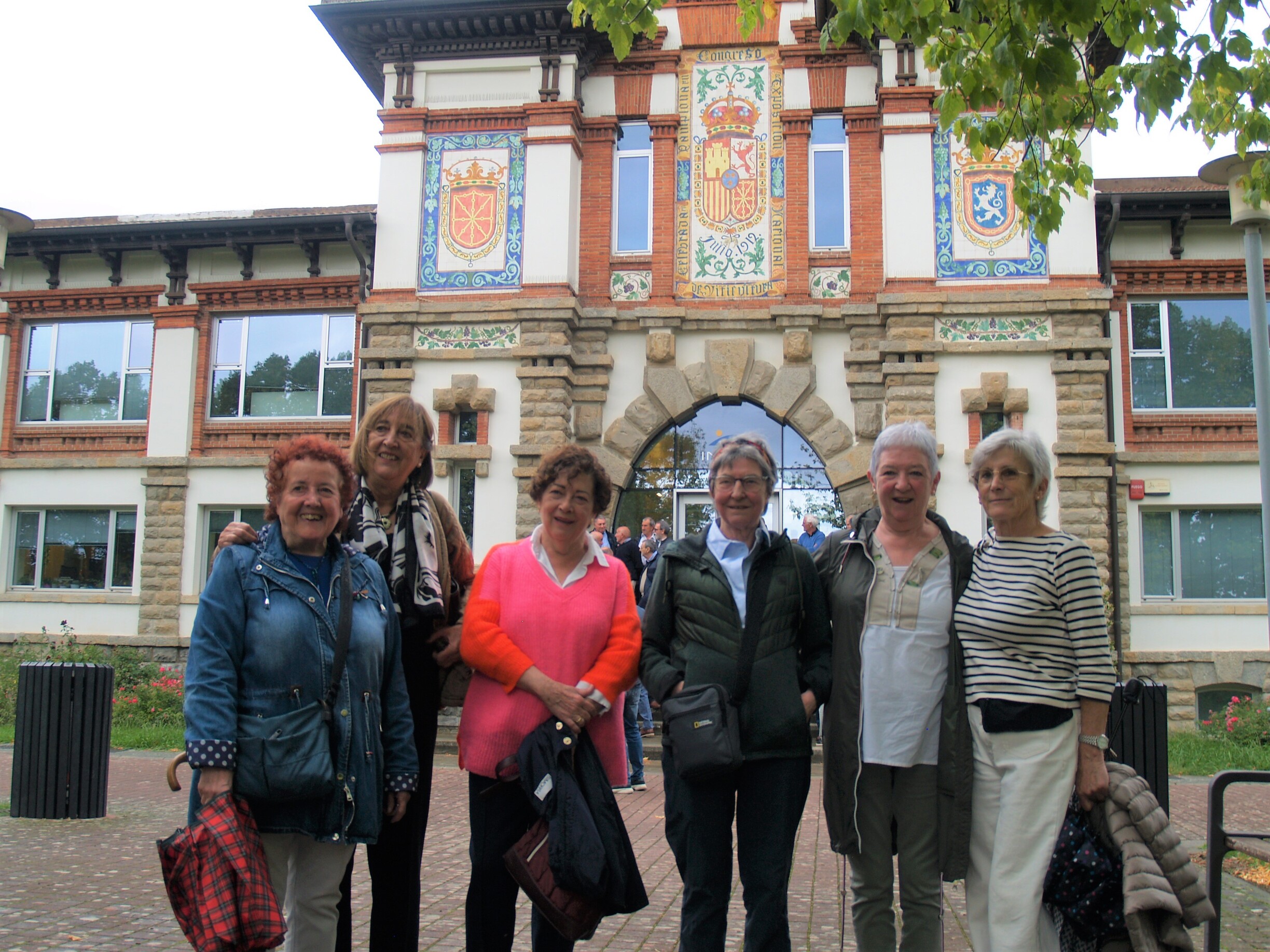 ex alumnas posan frente al edificio de intia