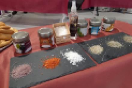 La iniciativa Catar Navarra aúna en Estella turismo, gastronomía y productores locales /  Nafarroa Dastatu Lizarran