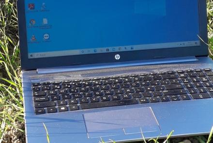 OrdenadorPortatilEnElSueloDeUnCampoDeCereal