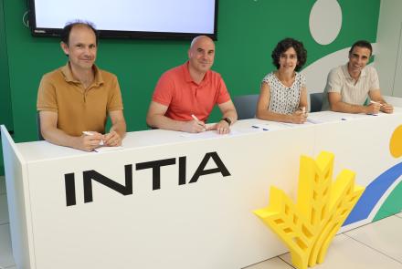 momento de la firma del convenio con accion social caja rural de navarra