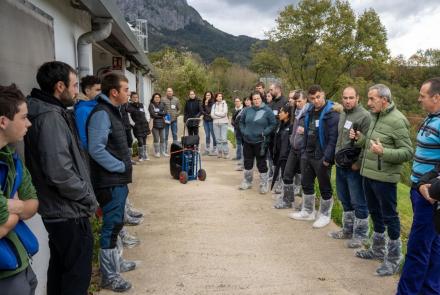 un grupo de personas jóvenes atiende a una explicación