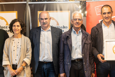 Autoridades posan en la presentación de la Nuez de Navarra