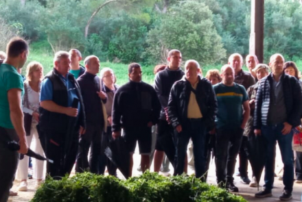 un grupo visita una quesería en Menorca